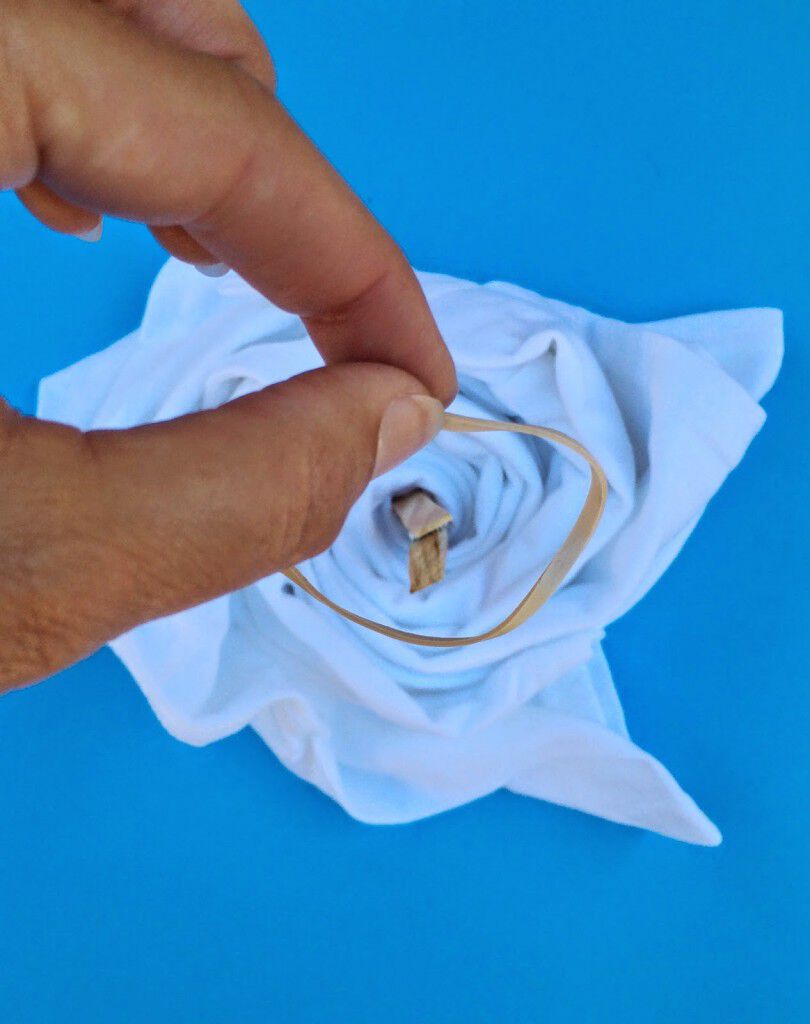 Putting a rubber band on a shirt
