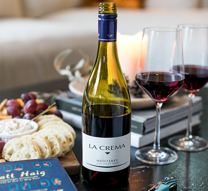 La Crema wine with snacks and books