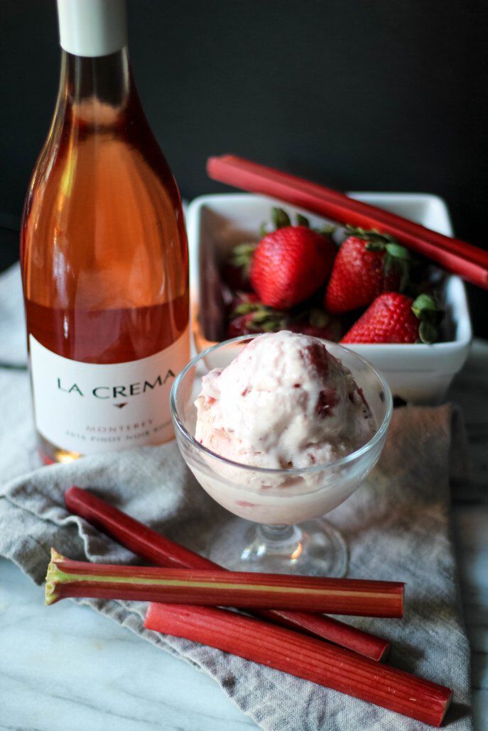 Rhubarb ice cream with Rosé wine