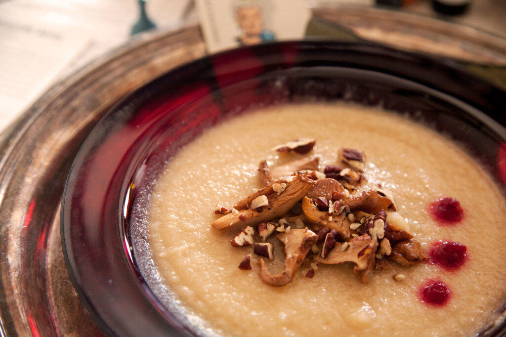 Cauliflower soup in a bowl