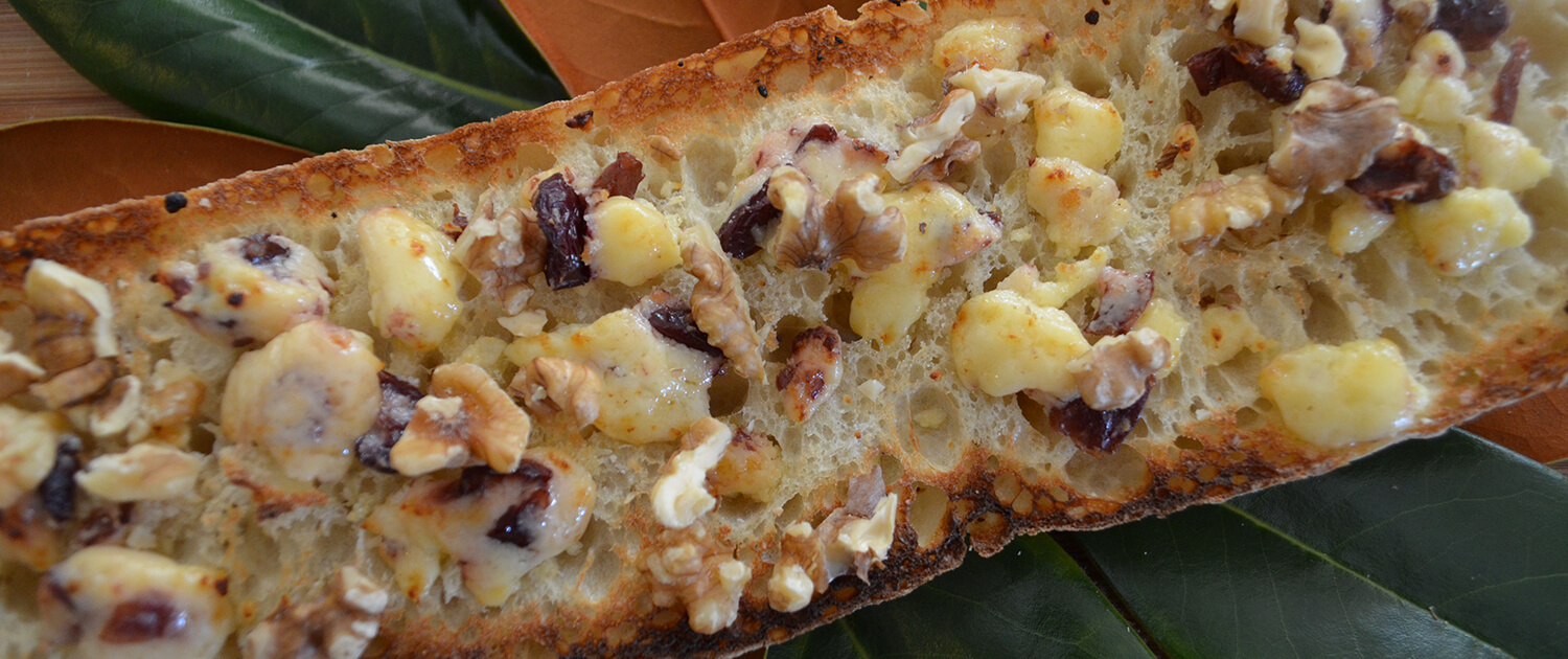 hostess gift with bread and cheese