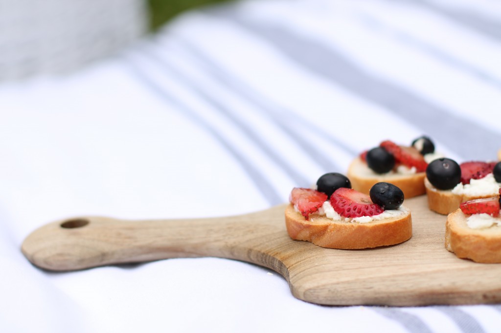 For our Fourth of July picnic, I couldn't resist making red, white & blue bruschetta. Pretty, patriotic & tasty! Bruschetta is an easy to pack appetizer that you can pre-make on the grill or in the oven in minutes. It's easy to eat & great to snack on.