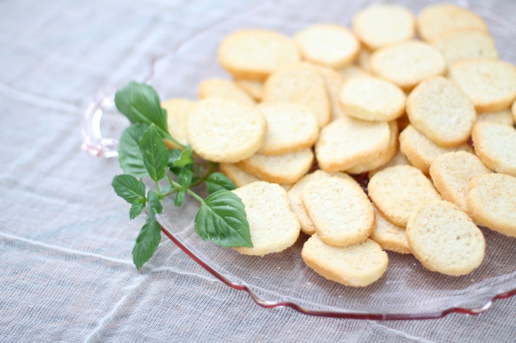 Create your own crostini bar for showers, celebrations & impromptu gatherings via Julie Blanner & La Crema wines