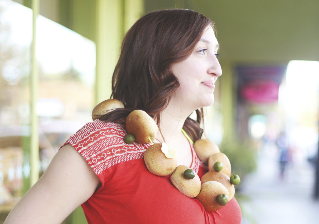 Create your own stylish bread and olive necklace
