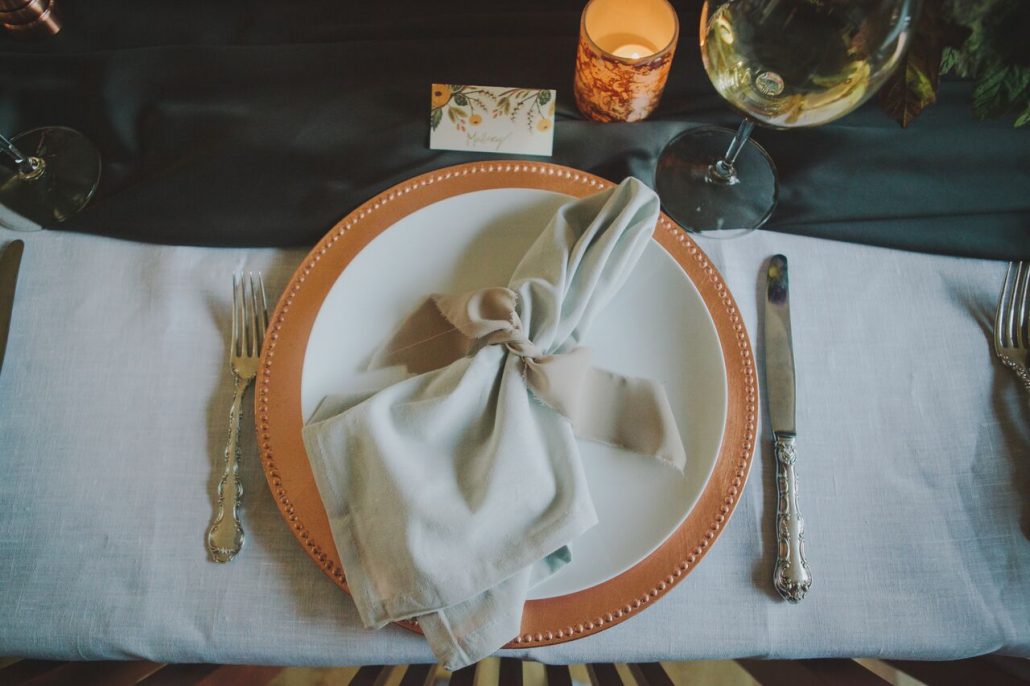 All the fall feels for a Friendsgiving tablesetting.