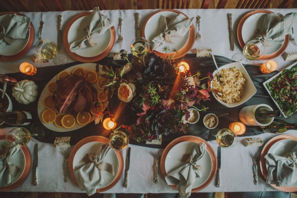 Friendsgiving tablesetting with all the fixings